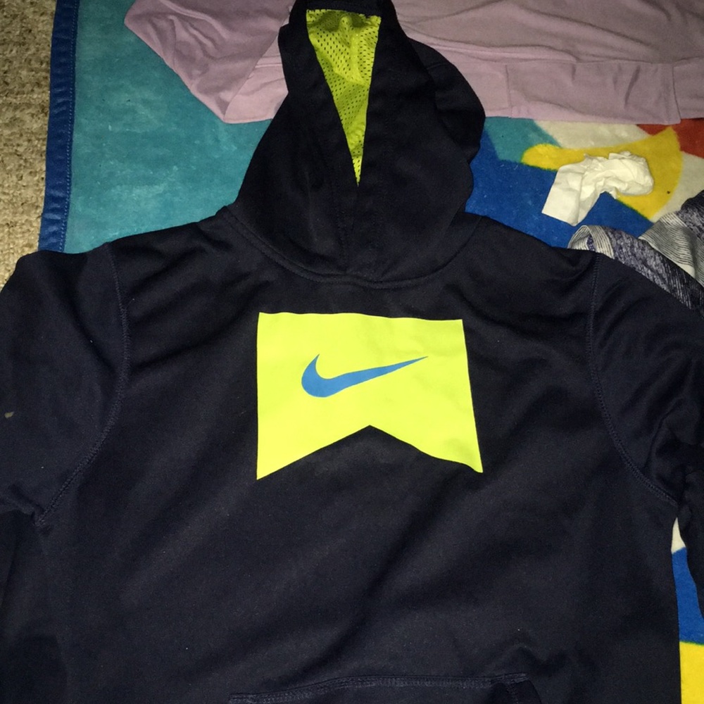 Men’s Nike hoodie size xlarge with front pocket